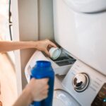 Nalewanie detergentu do pralki ładowanej od frontu