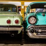Dwa zabytkowe Chevrolety w retro garażu z chromowanymi detalami