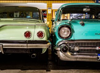Dwa zabytkowe Chevrolety w retro garażu z chromowanymi detalami