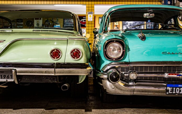 Dwa zabytkowe Chevrolety w retro garażu z chromowanymi detalami
