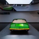 Klasyczny prototyp Alfa Romeo Carabo z przodu w muzealnej ekspozycji