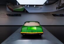 Klasyczny prototyp Alfa Romeo Carabo z przodu w muzealnej ekspozycji