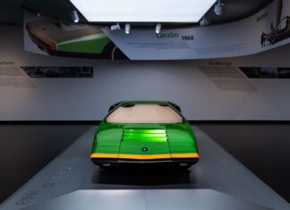 Klasyczny prototyp Alfa Romeo Carabo z przodu w muzealnej ekspozycji