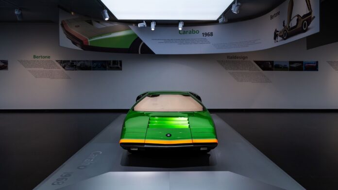 Klasyczny prototyp Alfa Romeo Carabo z przodu w muzealnej ekspozycji Klasyczny prototyp Alfa Romeo Carabo z przodu w muzealnej ekspozycji