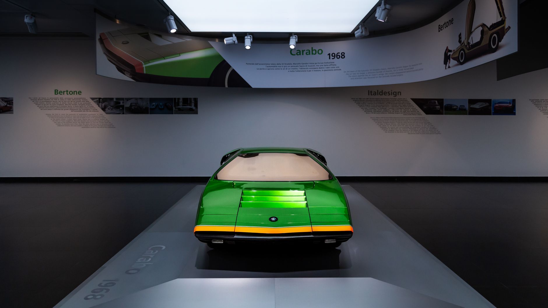 Klasyczny prototyp Alfa Romeo Carabo z przodu w muzealnej ekspozycji
