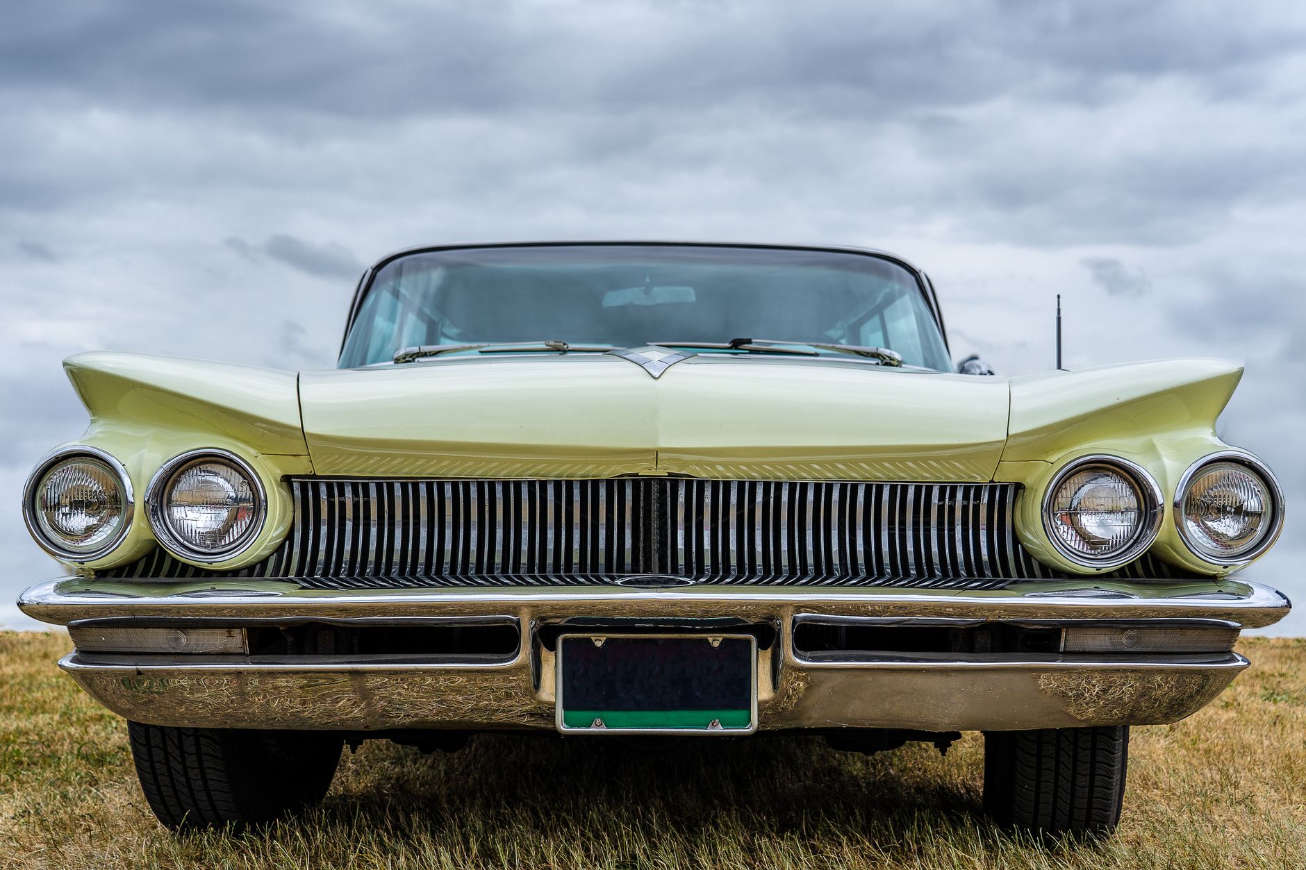 Dwa zabytkowe Chevrolety w retro garażu z chromowanymi detalami