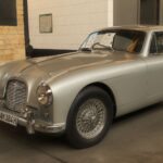 Historia marki Aston Martin od niepozornej firmy wyścigowej do dostawcy samochodów Jamesa Bonda i symbolu brytyjskiej elegancji na kołach