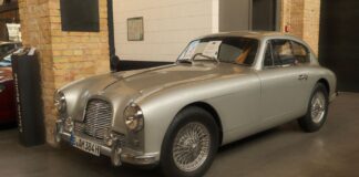 Historia marki Aston Martin od niepozornej firmy wyścigowej do dostawcy samochodów Jamesa Bonda i symbolu brytyjskiej elegancji na kołach