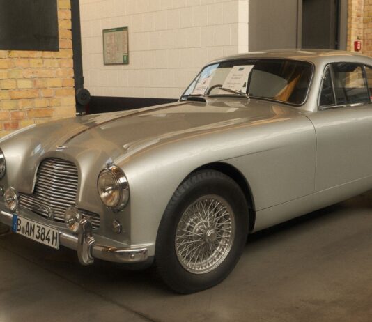 Historia marki Aston Martin od niepozornej firmy wyścigowej do dostawcy samochodów Jamesa Bonda i symbolu brytyjskiej elegancji na kołach Historia marki Aston Martin od niepozornej firmy wyścigowej do dostawcy samochodów Jamesa Bonda i symbolu brytyjskiej elegancji na kołach