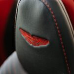 Historia marki Aston Martin od niepozornej firmy wyścigowej do dostawcy samochodów Jamesa Bonda i symbolu brytyjskiej elegancji na kołach