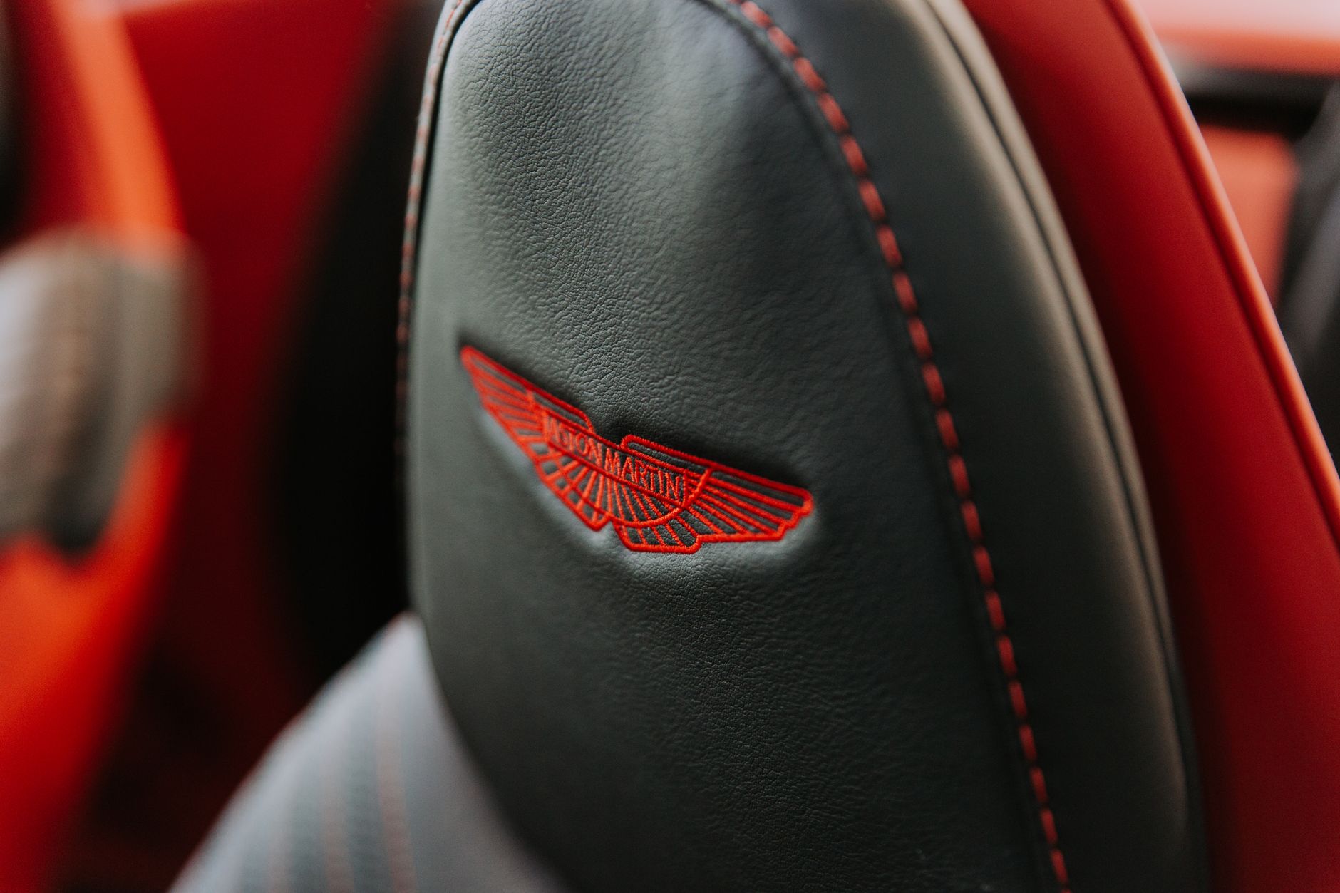 Historia marki Aston Martin od niepozornej firmy wyścigowej do dostawcy samochodów Jamesa Bonda i symbolu brytyjskiej elegancji na kołach