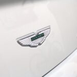 Historia marki Aston Martin od niepozornej firmy wyścigowej do dostawcy samochodów Jamesa Bonda i symbolu brytyjskiej elegancji na kołach