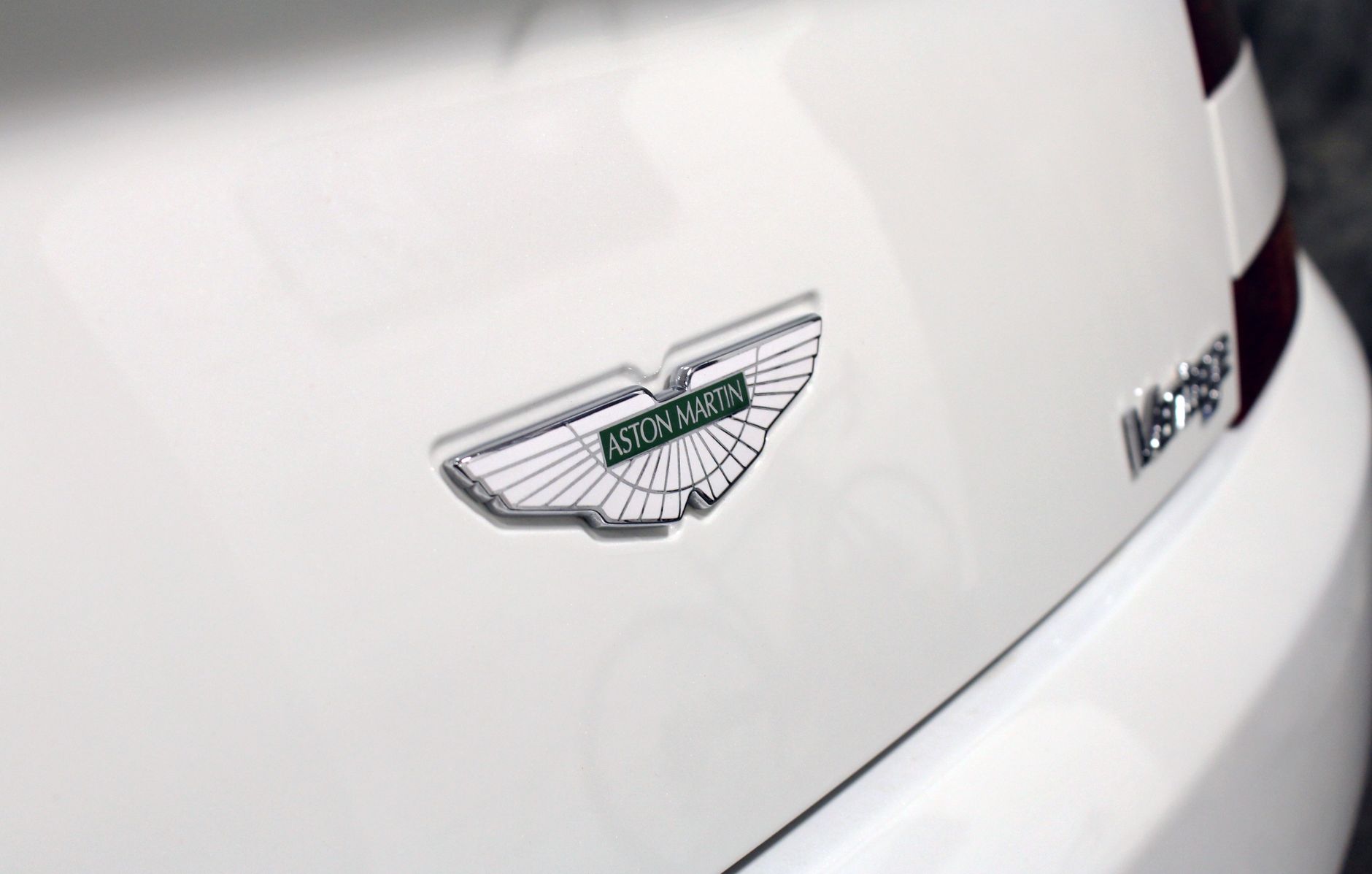 Historia marki Aston Martin od niepozornej firmy wyścigowej do dostawcy samochodów Jamesa Bonda i symbolu brytyjskiej elegancji na kołach