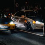 Nocny wyścig uliczny z kibicami i światłami pędzących aut