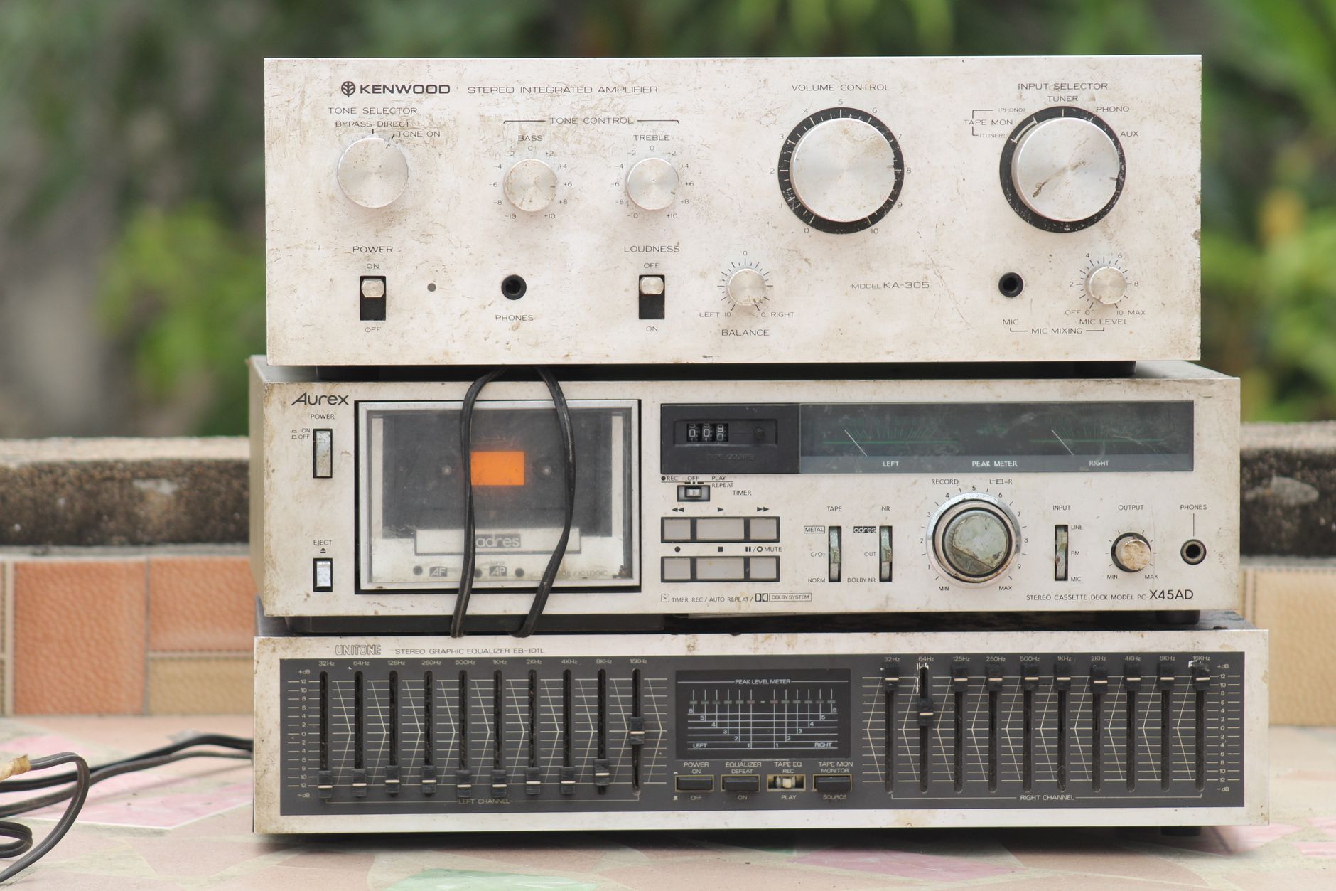 Retro zestaw audio z wzmacniaczem Kenwood i korektorem graficznym