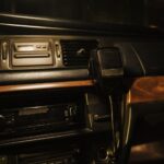 Zbliżenie na deskę rozdzielczą zabytkowego auta z radiem i mikrofonem