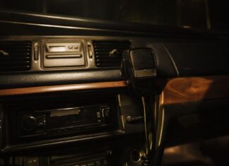 Zbliżenie na deskę rozdzielczą zabytkowego auta z radiem i mikrofonem