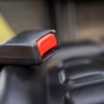 Awaryjne naprawy w trasie na zlot: czym tymczasowo zastąpić zerwany pasek lub bezpiecznik?