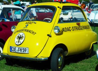 Microcary powojennej Europy – dlaczego Isetta, Messerschmitt i Goggomobil uratowały mobilność? Żółta Isetta na plenerowej wystawie zabytkowych samochodów