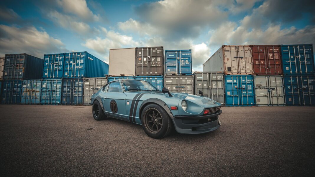 Klasyczny Datsun 280Z przed kolorowymi kontenerami portowymi Klasyczny Datsun 280Z przed kolorowymi kontenerami portowymi